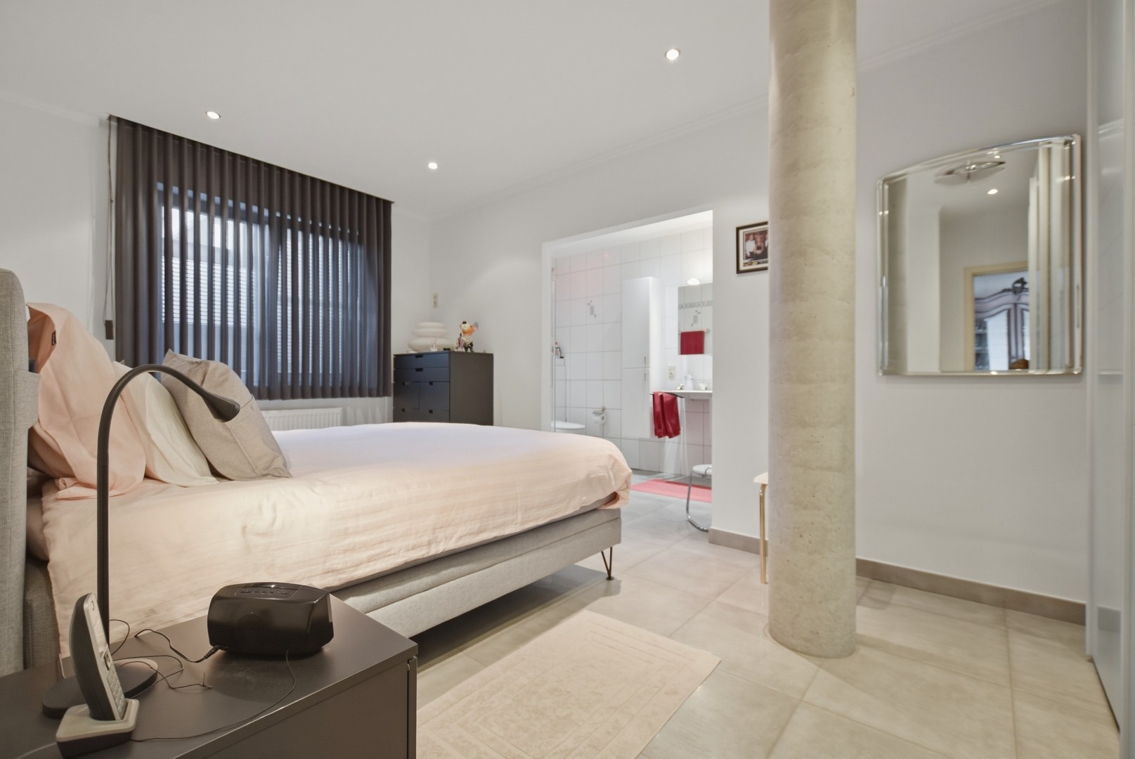 Prachtig onderhouden gelijkvloersappartement van maar liefst 175m² gelegen op 50m van het strand te Sint-Idesbald. 
