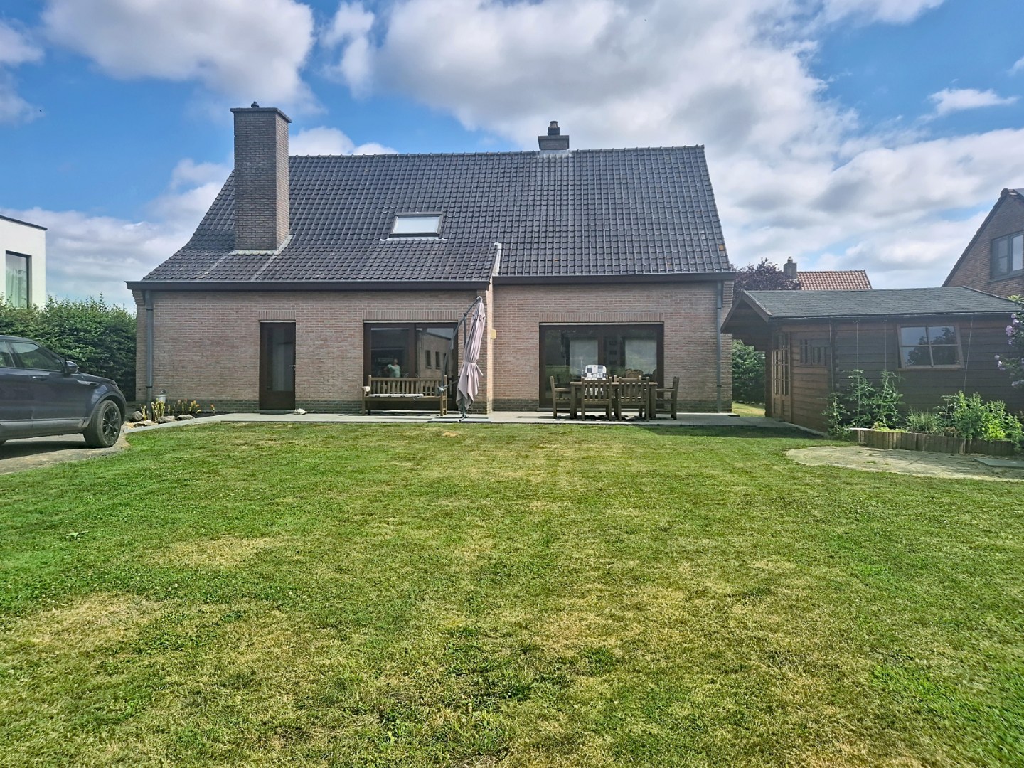 Woning met 4 slpks, tuin en dubbele garage 
