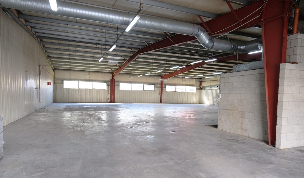 Bedrijfspand te huur in bedrijvenzone vlakbij E17 in Eke