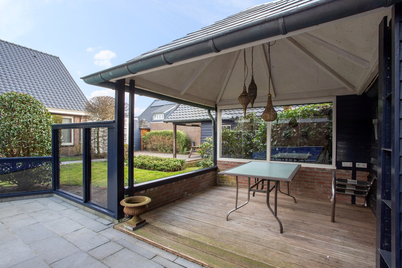 Vrijstaande woning, type landhuis met garage, carport, zwembad en 731 m2 grond. 