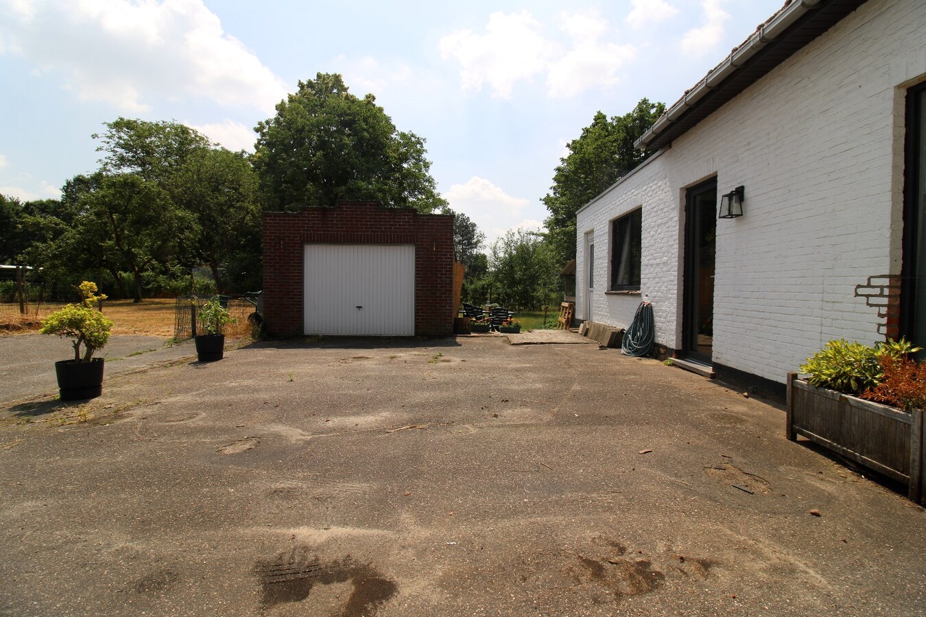 Gezellige gerenoveerde woning op een perceel van 8 are 