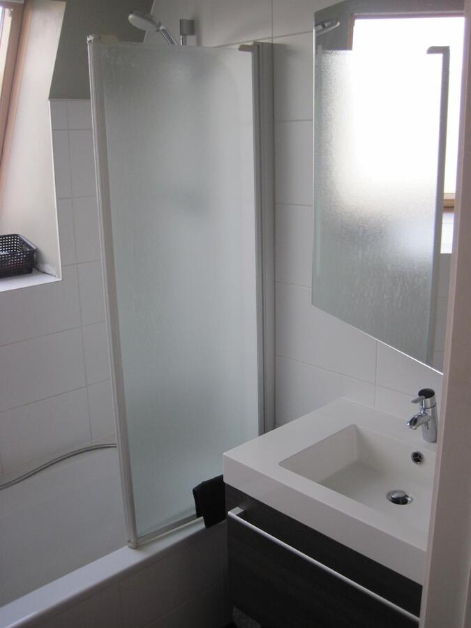 Eigentijds appartement op de 1° verdieping (met terras). Uitstekend gelegen. 