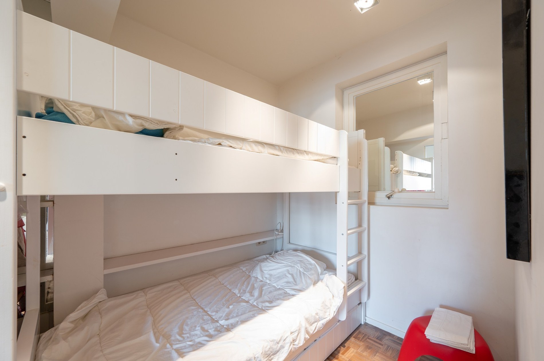 Appartement confortable avec terrasse ensoleillée et vue partielle sur la mer dans un emplacement de premier choix. 