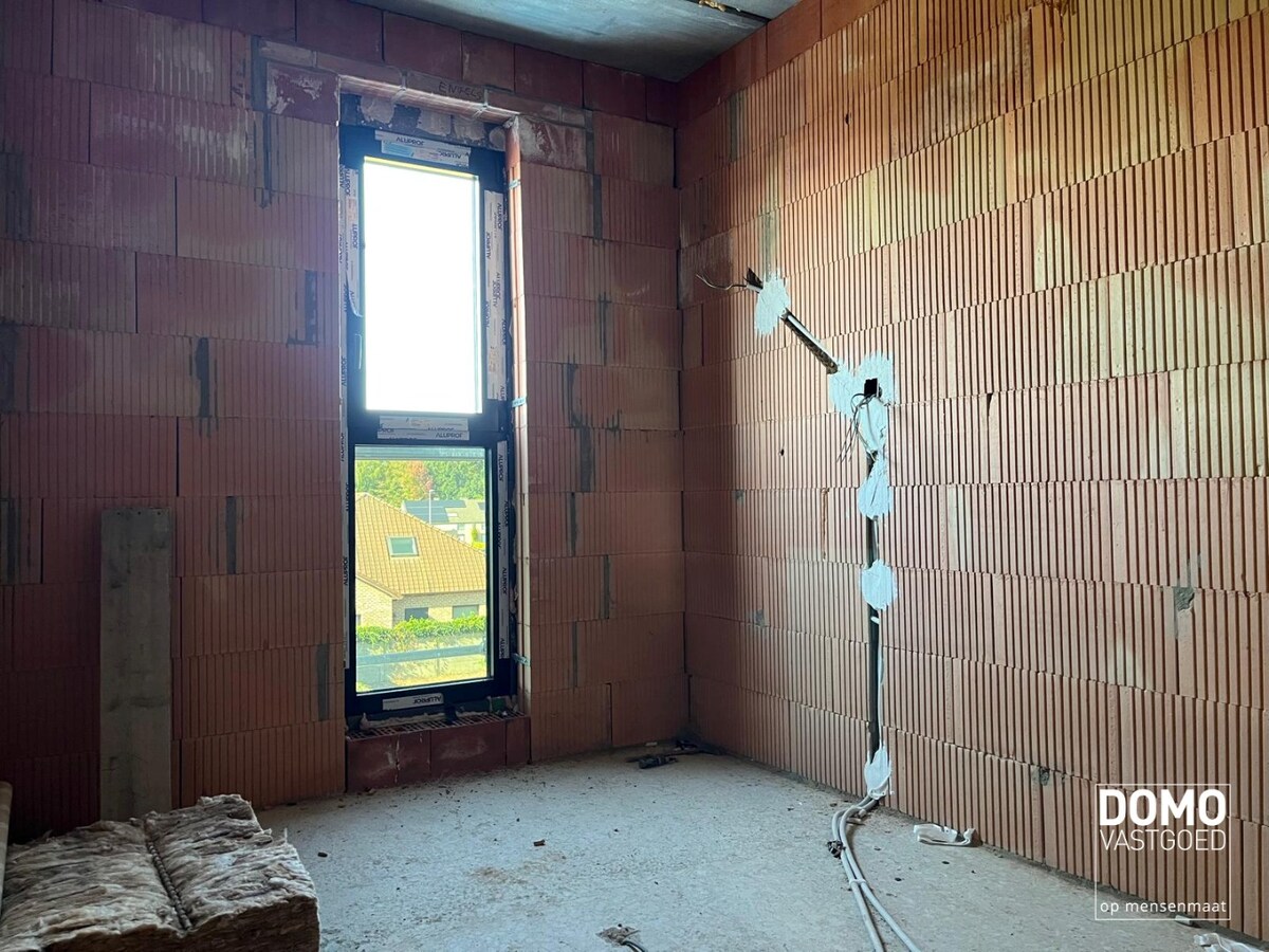 MODERNE NIEUWBOUWWONING IN AANBOUW TE KURINGEN 