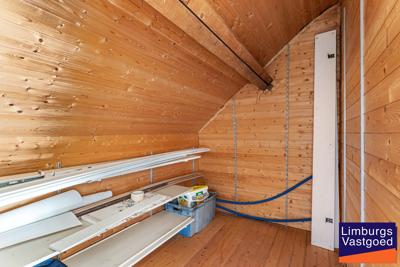 Instapklare woning met ruime loods/werkplaats, 11a 77ca 