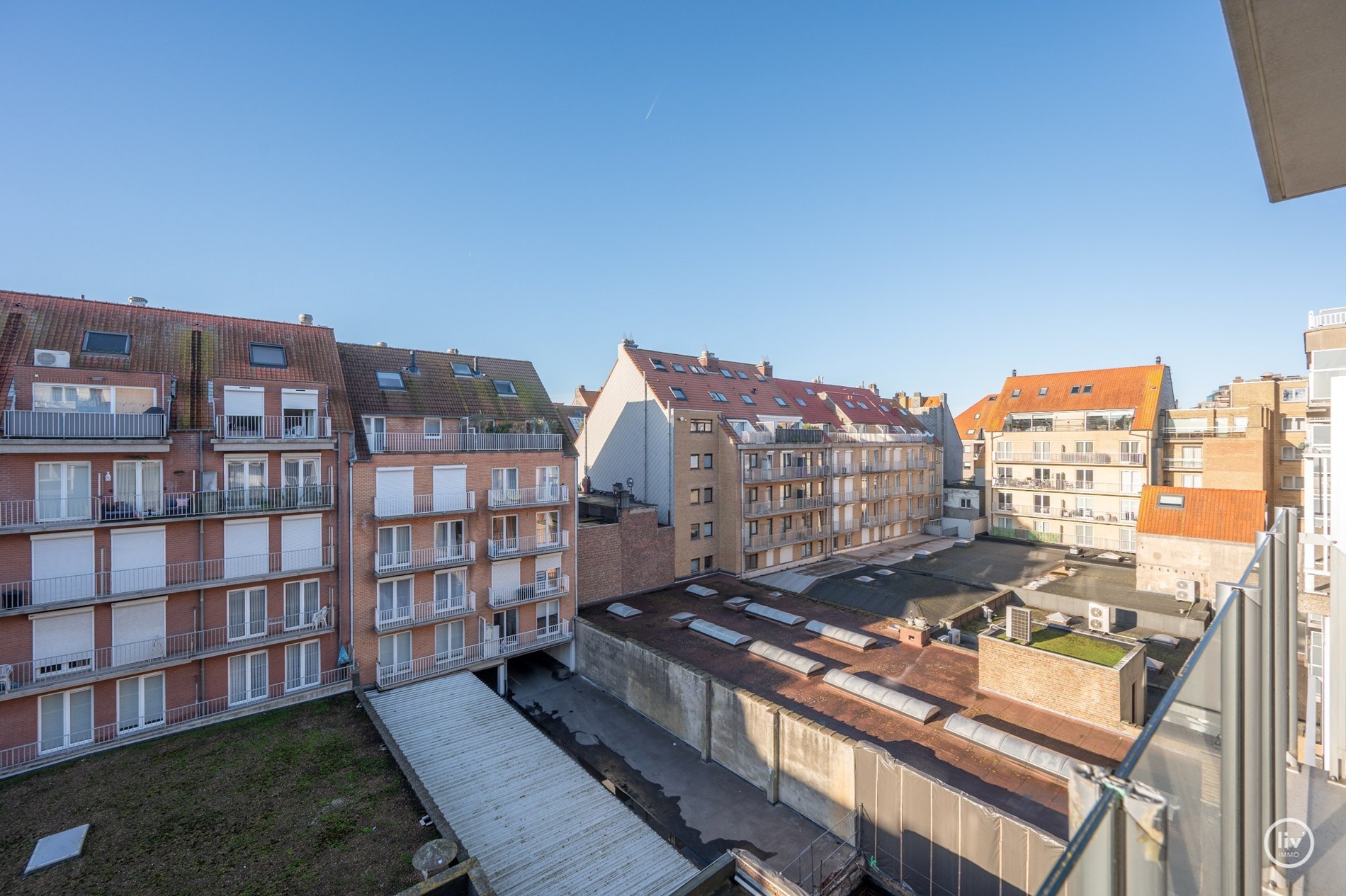 Non meublé - Appartement récent avec une belle largeur de façade situé au centre de la Lippenslaan à Knokke. 