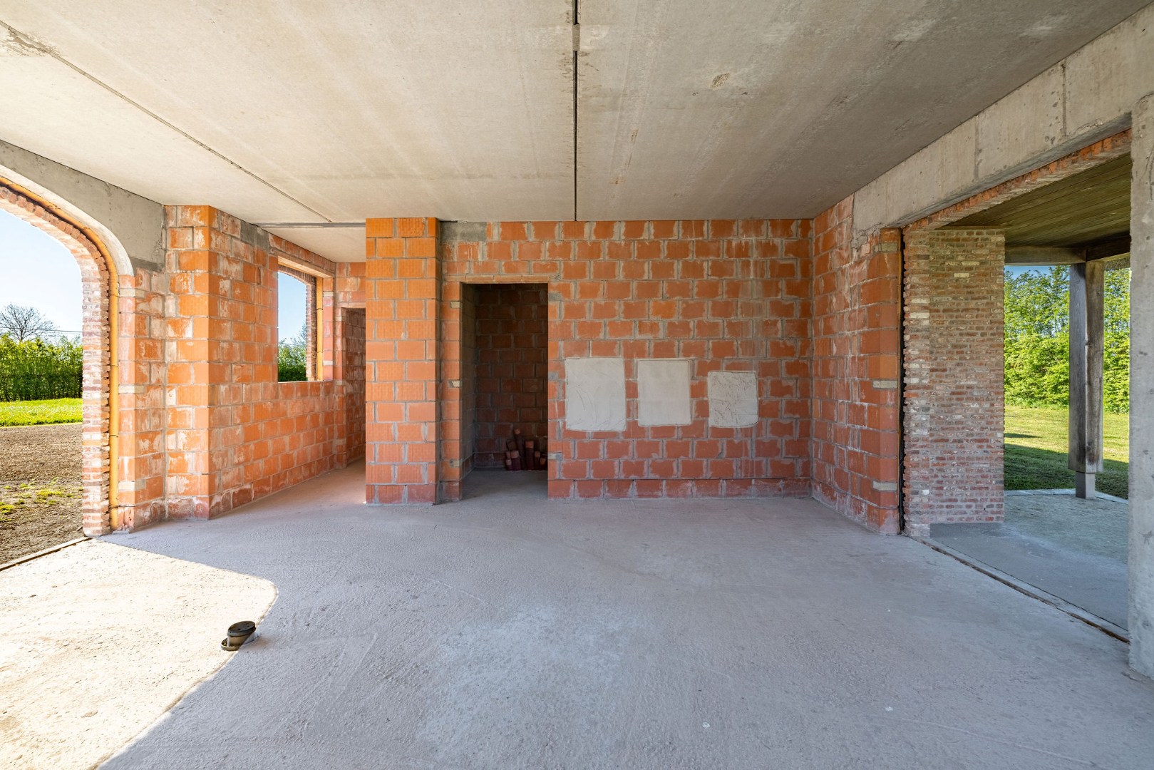 Landelijk gelegen ruwbouwhoeve met bijgebouwen op uitzonderlijk perceel van ca. 9.331 m² 