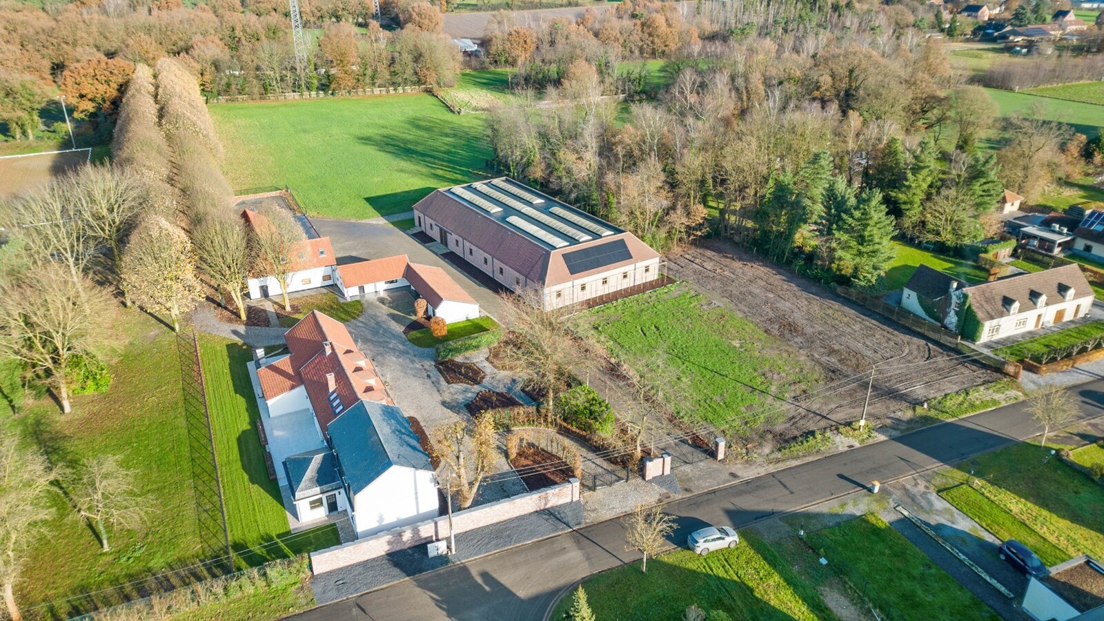 Luxueus landhuis met binnen- en buitenpiste en paardenstallen op een domein van ca. 3 ha te As 