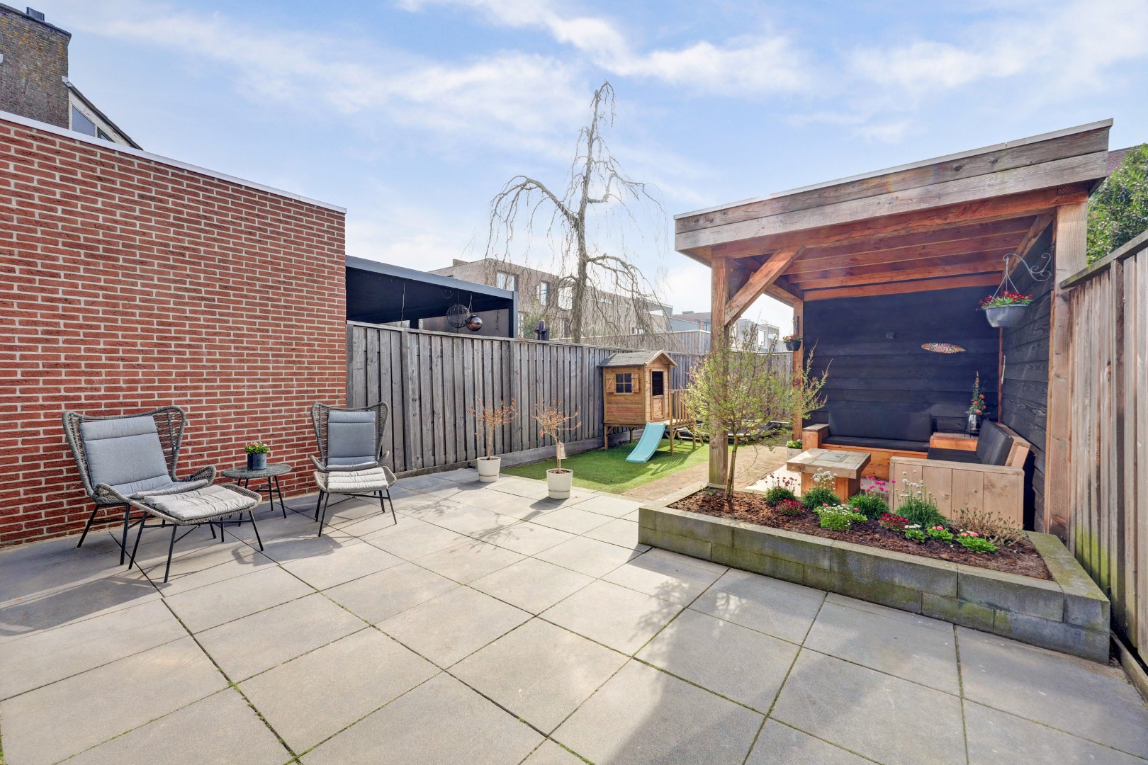 Energiezuinig (A++) en instapklaar 6-kamer gezinswoning met luxe keuken, vijf slaapkamers en zonnige tuin op het zuidoosten 