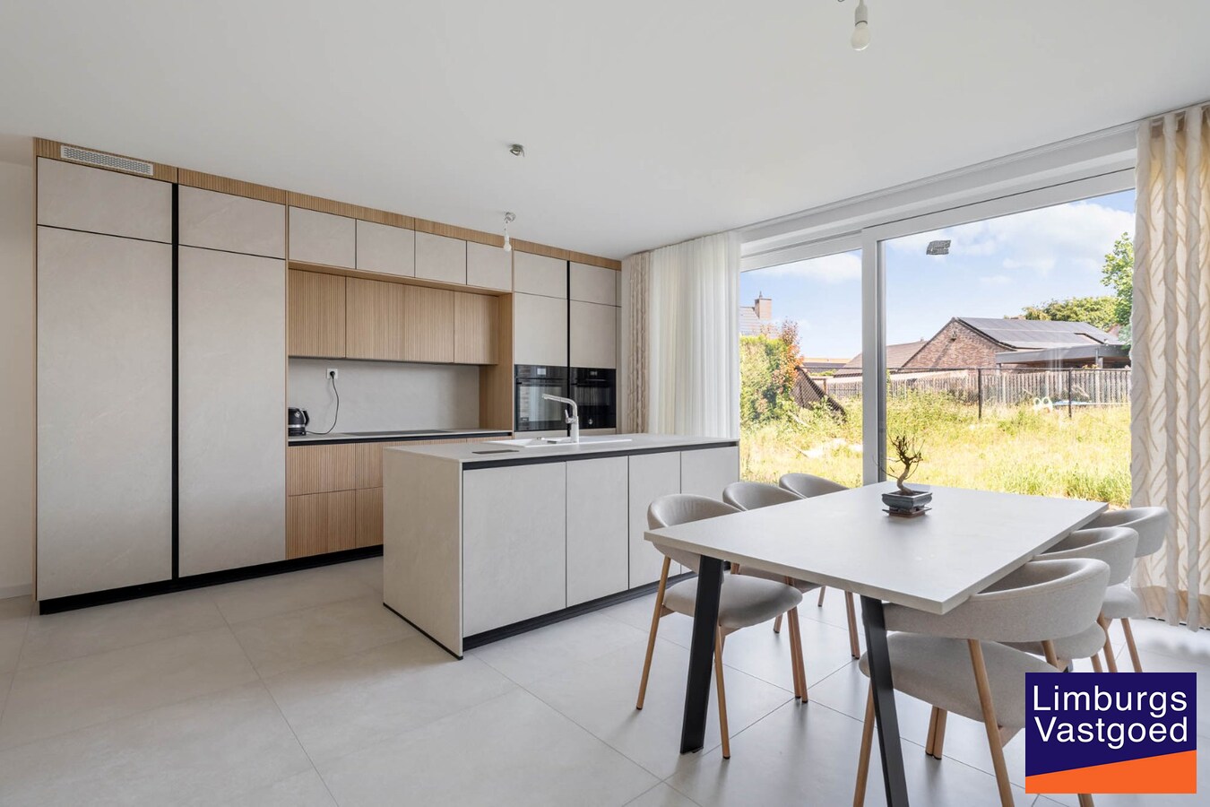 Moderne nieuwbouwwoning, 5 slpk, op een perceel van 4a31ca. 