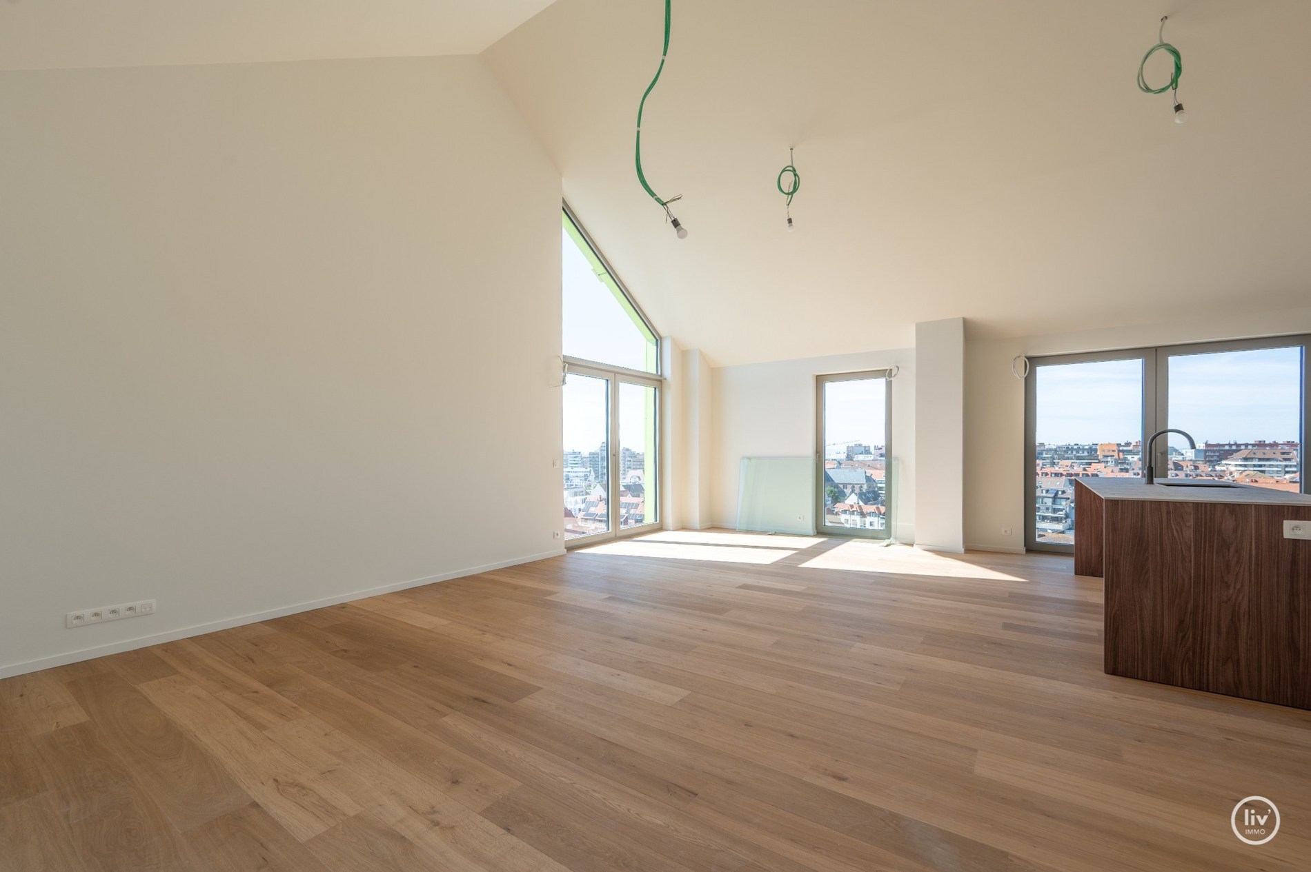 Journée portes ouvertes le dimanche 26/07 (entre 9h et 14h) à Maes et Boerenboomplein à Heist : Appartement de 3 chambres idéalement situé au Res. Hoost avec une grande terrasse orientée plein sud. 