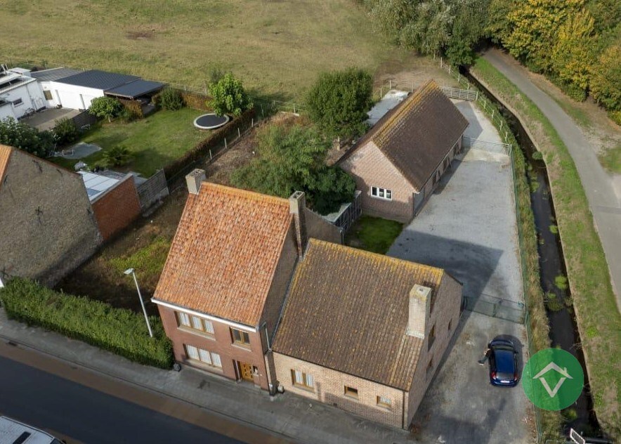 Alleenstaande woning met naastliggend stuk bouwgrond en weide te Eernegem 