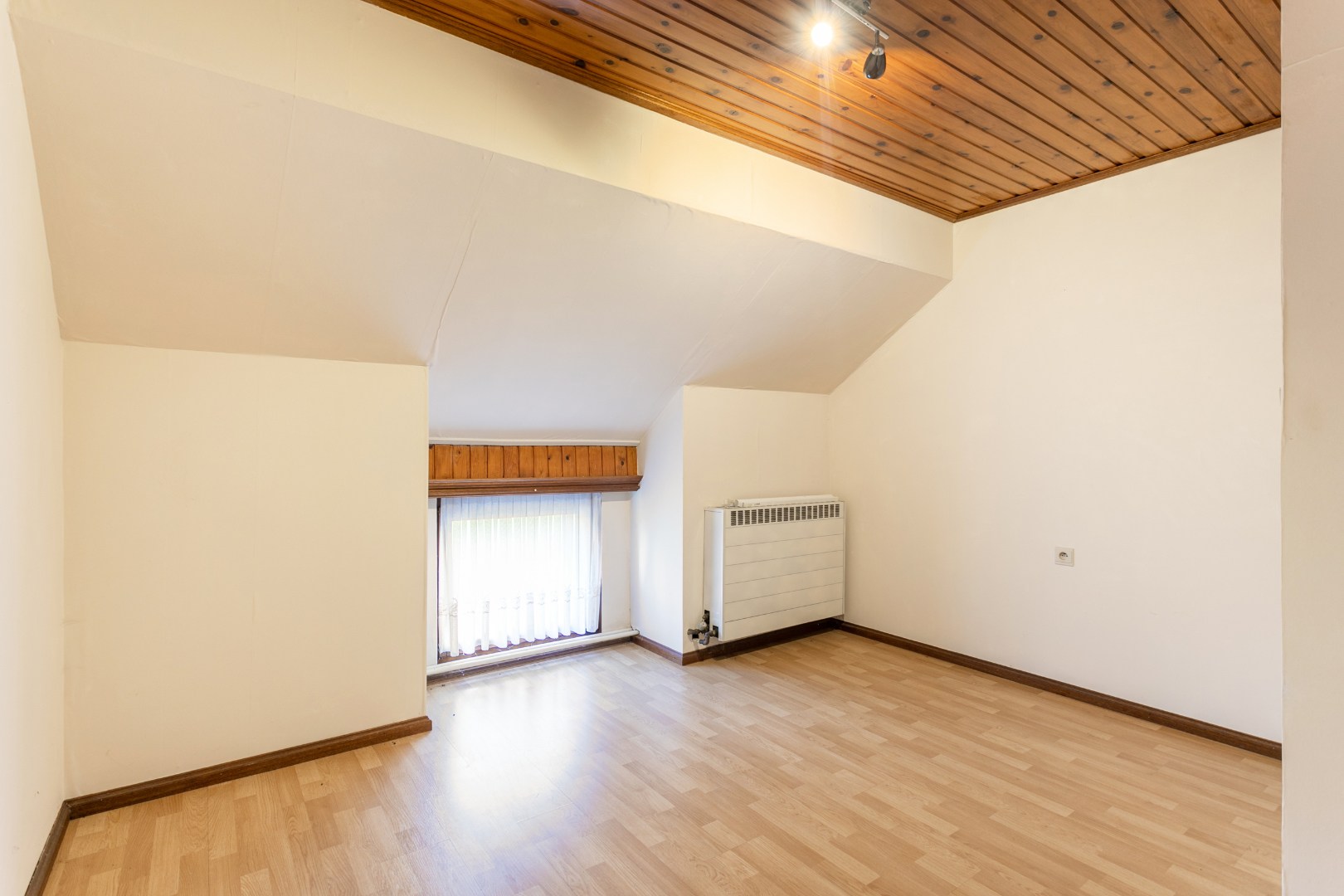 Te renoveren fermette met 3 slpk, bijgebouw en garage en mogelijkheid tot uitbreiding (bouwgrond) 