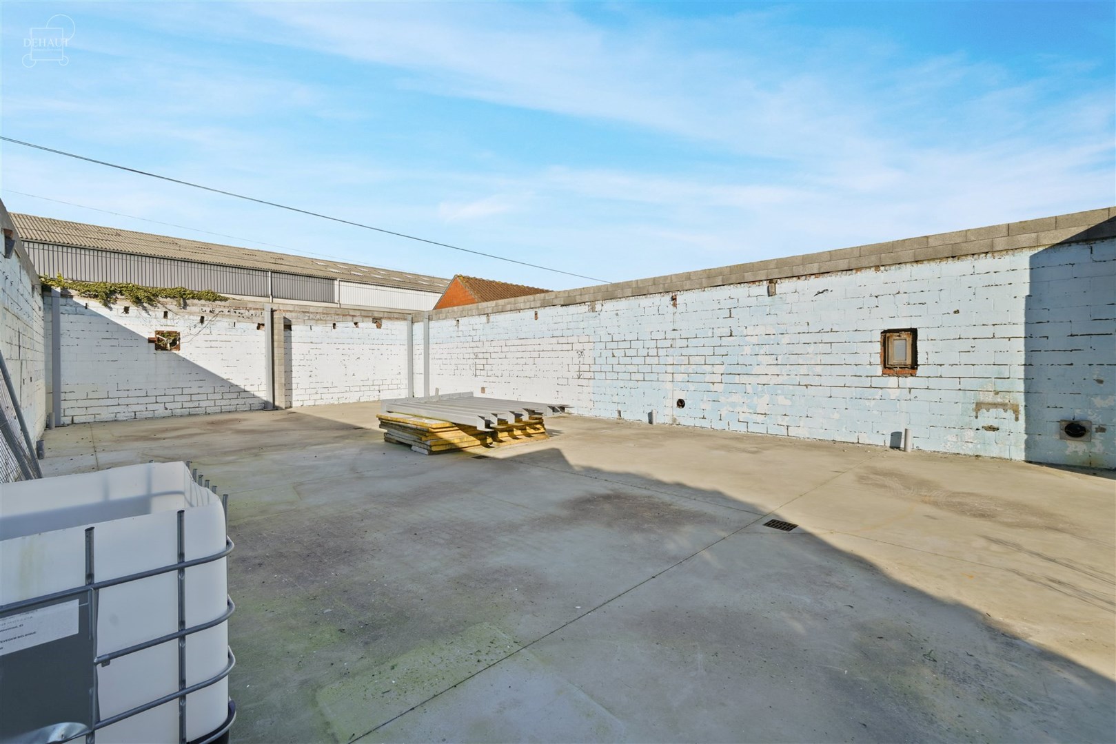 Magazijn op goede ligging 