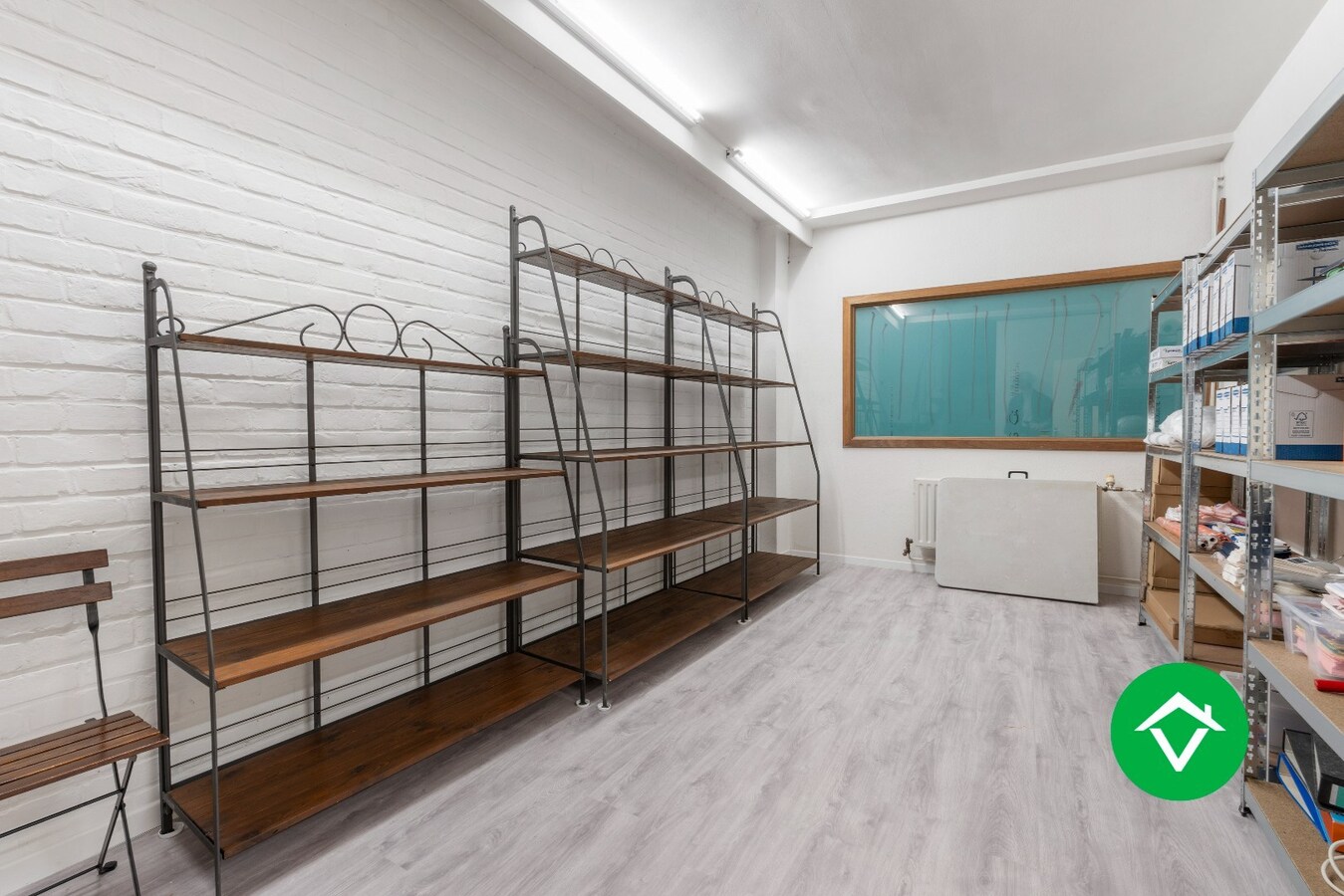 Veelzijdig handelspand met woonst en twee verhuurde appartementen in centrum Aartrijke 