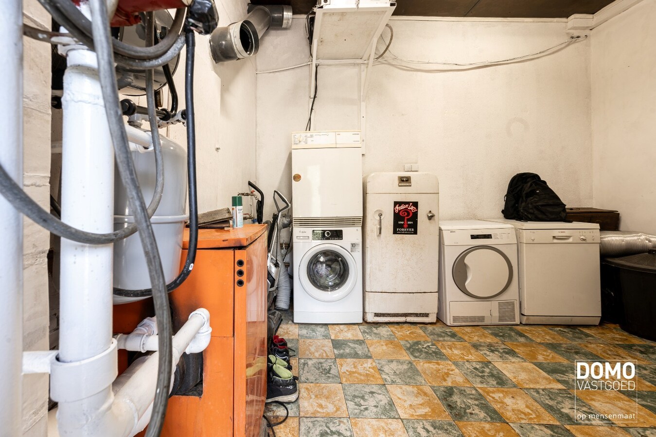 UNIEKE EIGENDOM MET WONING, 2 APPARTEMENTEN EN MAGAZIJNEN OP 13A88CA 