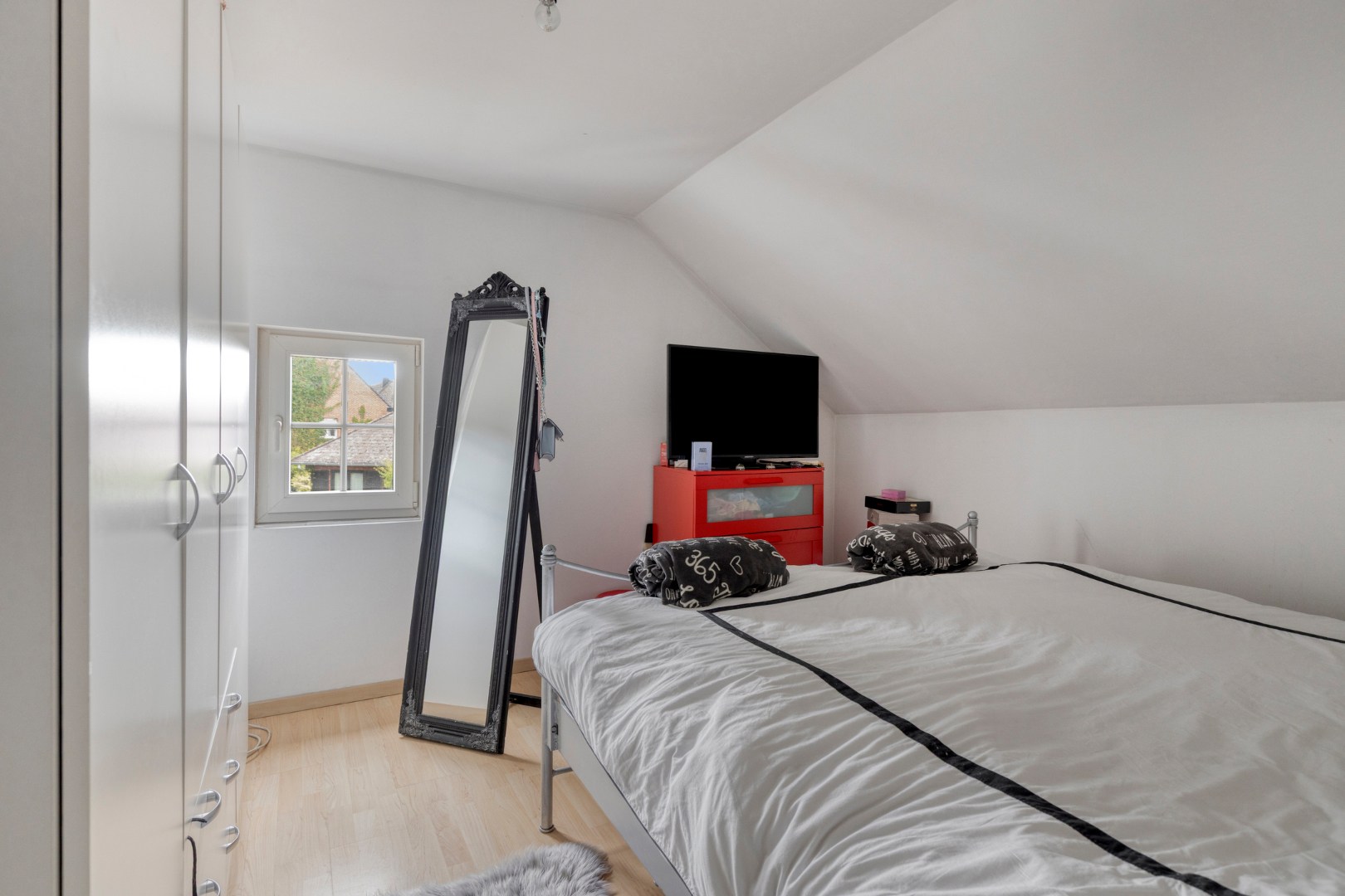 Charmante woning met 2 slpk. en garage in Mol-Sluis 