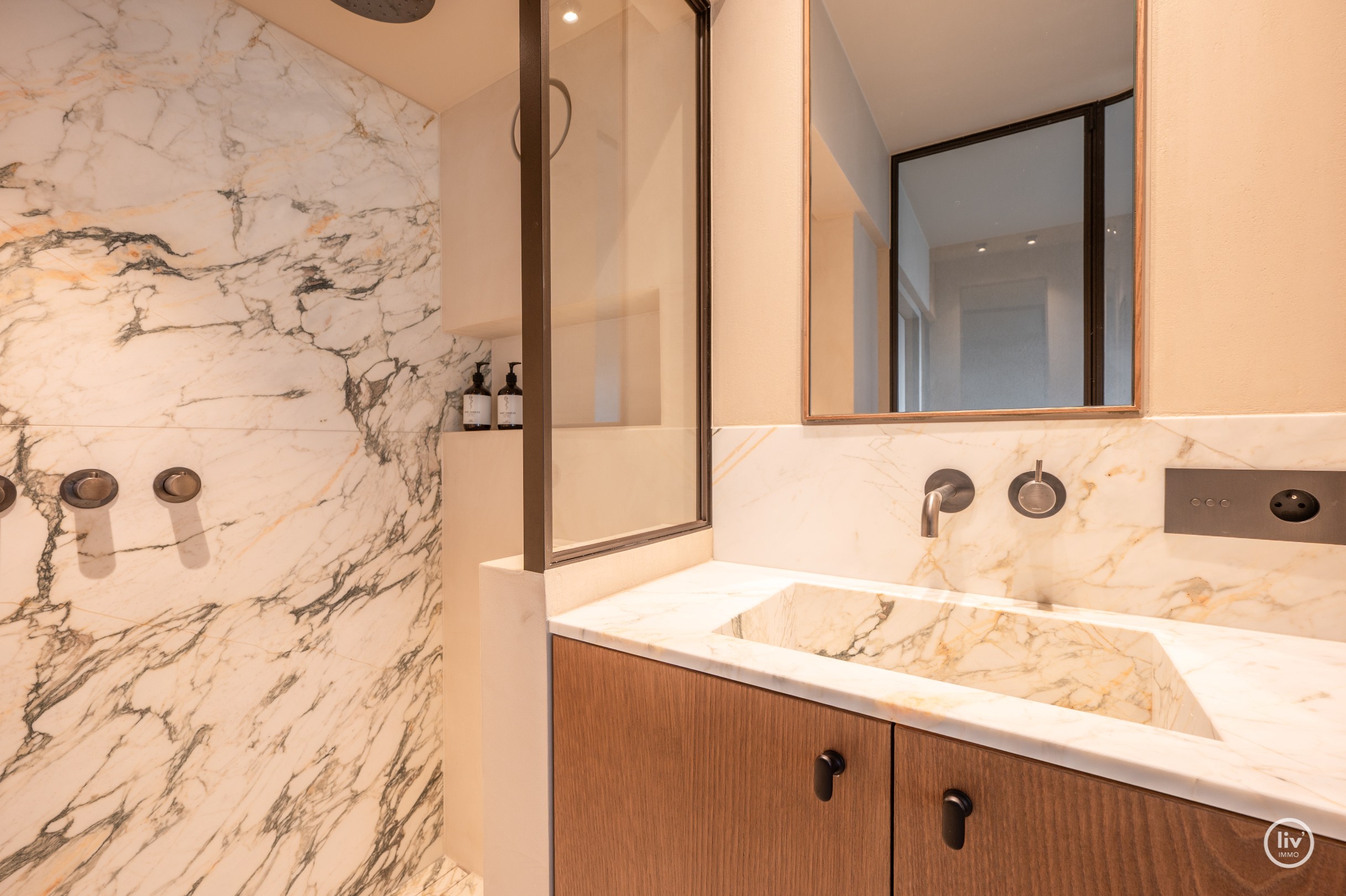 Appartement d'angle entièrement rénové et de haute qualité dans une résidence de standing au cœur du Zoute. 