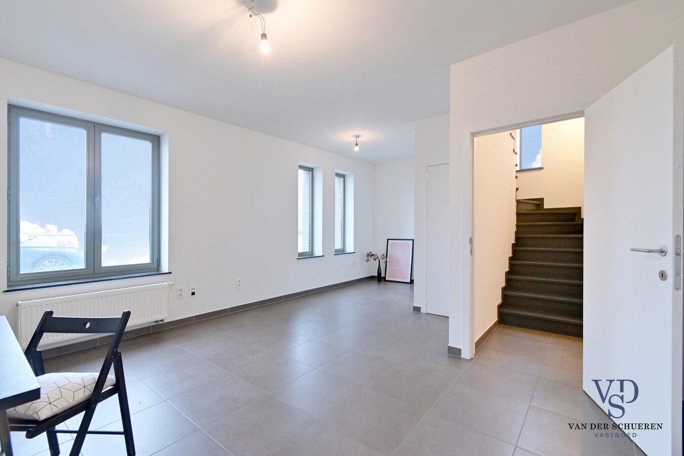 Ruime Half Open, op een commercieel gunstige ligging 