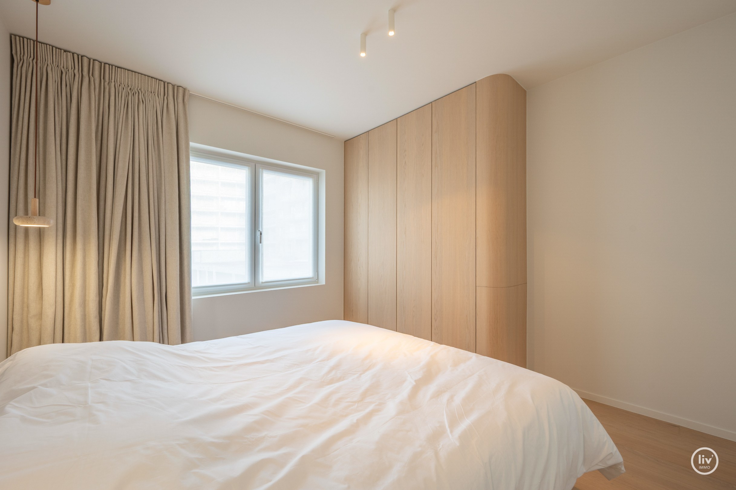 Prachtig gerenoveerd 3 slaapkamerappartement met open zichten gelegen op de Jozef Nellenslaan te Knokke. 
