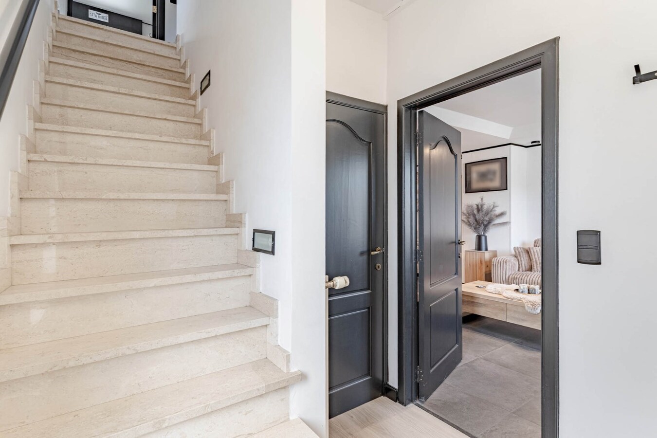 Gerenoveerde, goed onderhouden woning nabij het centrum van Bree mét een grote garage/werkplaats bereikbaar langs de Filterstraat aan de achterzijde van de woning! 