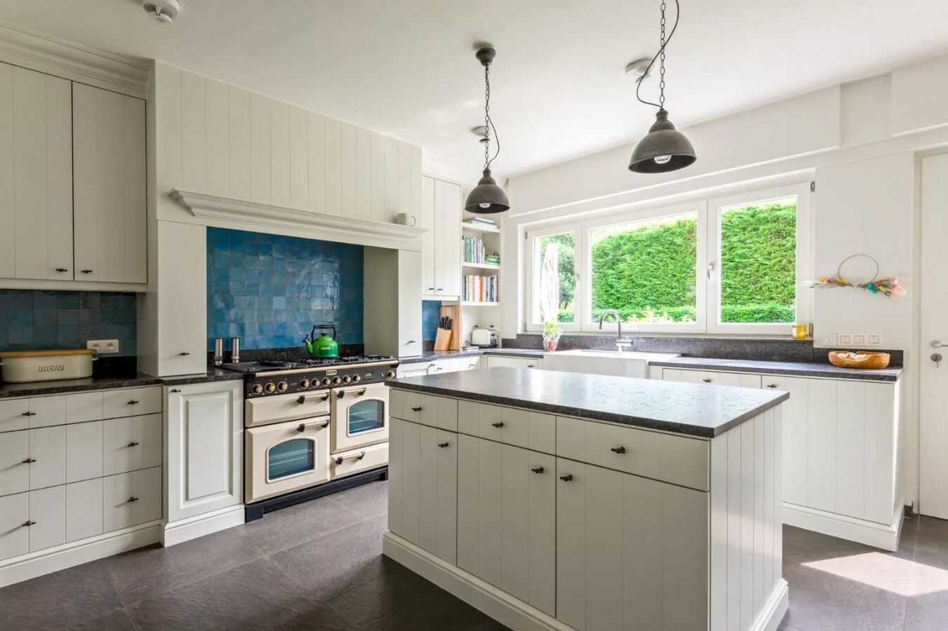 Prachtig gelegen villa met zwembad en poolhouse op een perceel van 1.907 m² in Koningshof te Schoten. 