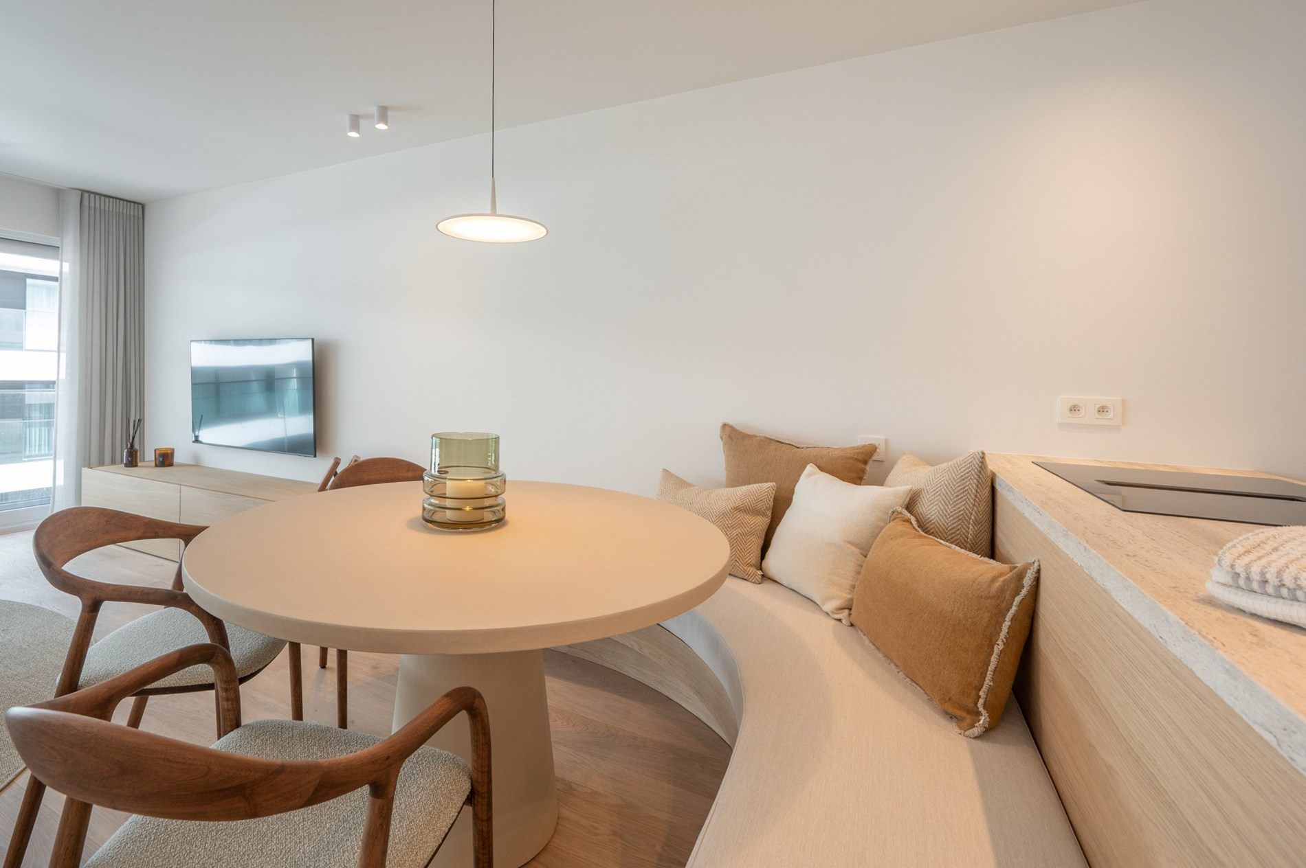 Appartement exclusivement rénové avec 3 chambres à vendre près de la plage d'Albert et de la place de la Lumière. 