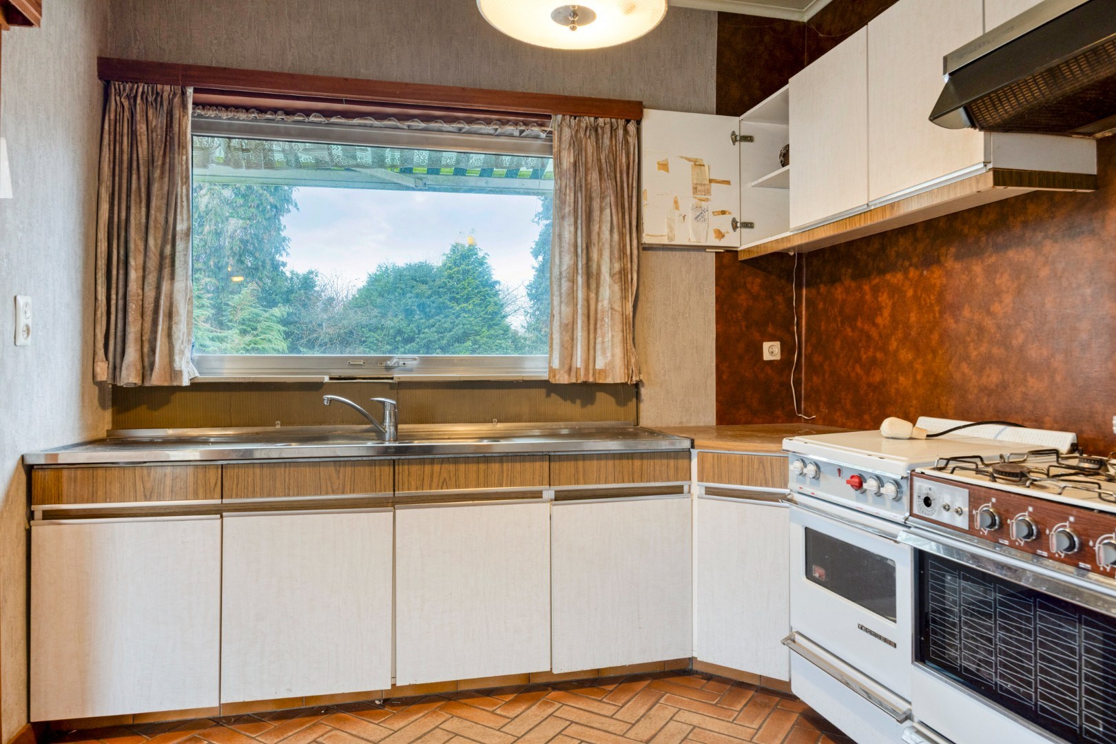 Open bebouwing met 3 slaapkamers, ruime garage op een perceel van 9a 62ca– EPC 596 kWh/m² - bewoonbare opp. 218 m² 