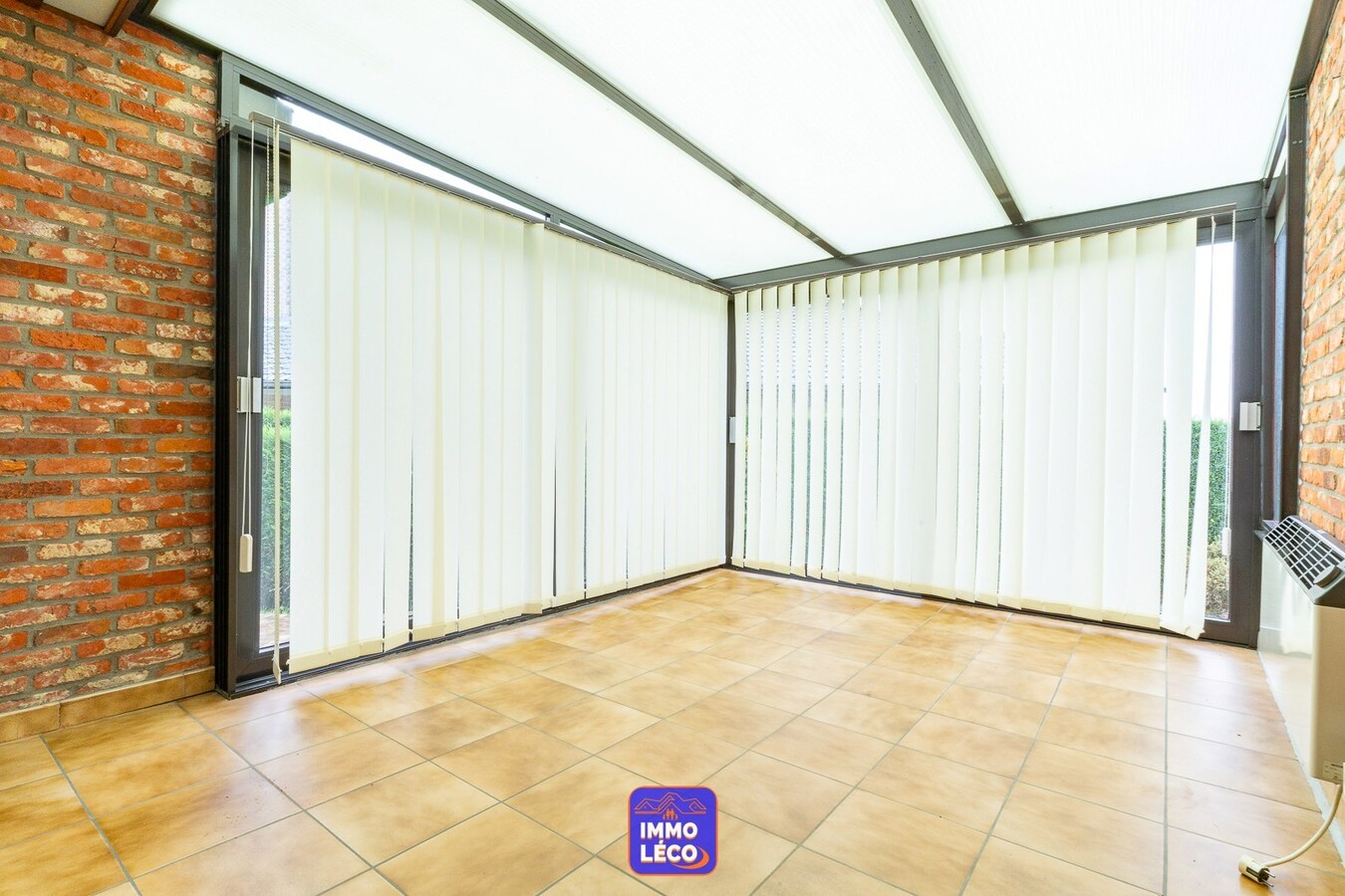 Villa d'architecte érigée sur 712m² avec jardin, double garage, parking privatif, dans un clos prisé ! 