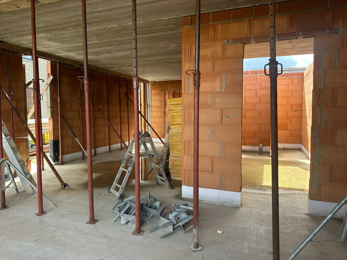 Schitterend gelegen nieuwbouw woning met 4 slaapkamers. Rustige ligging ! 