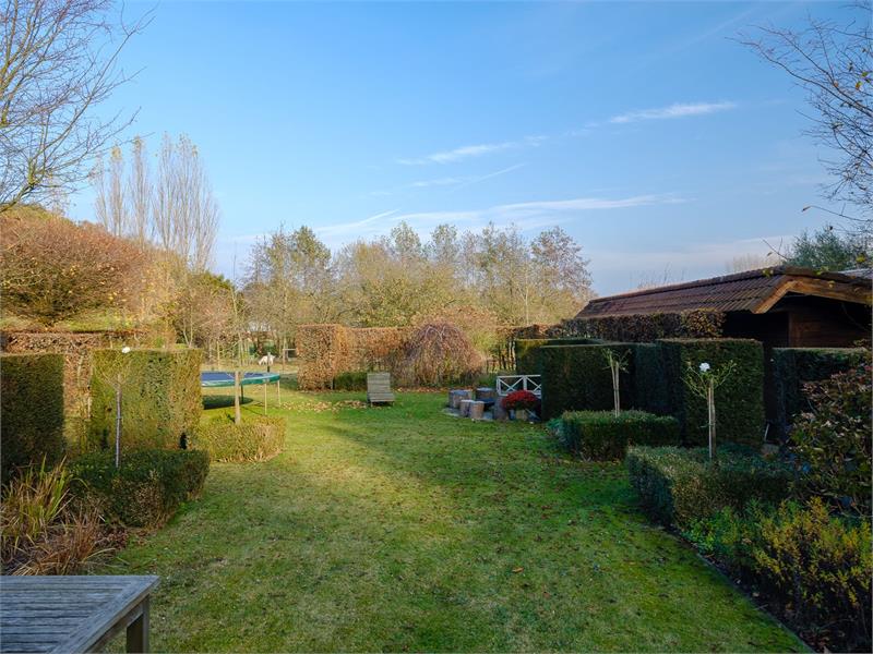 Villa-landhuis met prachtig zicht op uitgestrekte achterliggende velden 