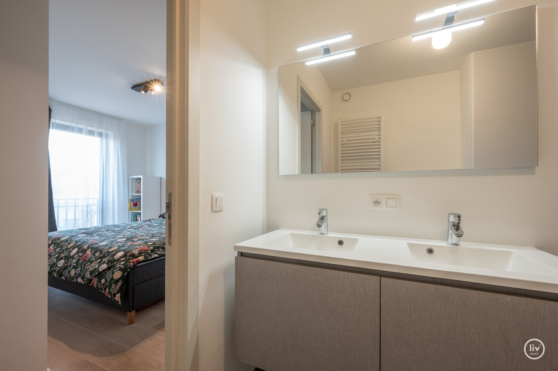 Magnifique appartement spacieux avec 3 chambres situé dans un immeuble récent à Duinenwater. 