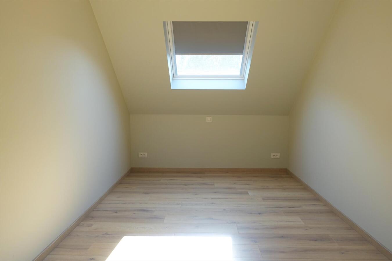 Halfopen nieuwbouwwoning in pastoriestijl 