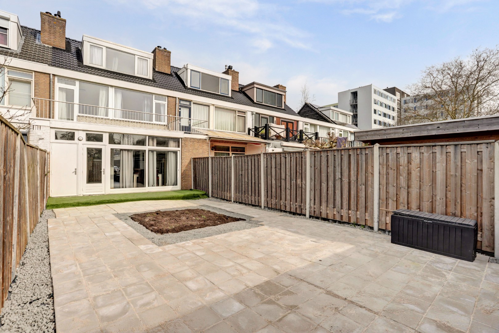 In het geliefde "Lage Land' is gelegen deze uitgebouwde 5-kamer tussenwoning met zonnige en diepe tuin en geheel gelegen op eigen grond. 