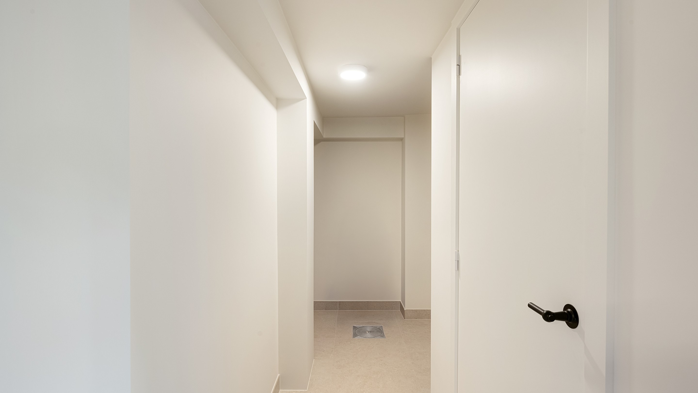 Op een uitmuntende locatie in Duinbergen, op wandelafstand van het strand en de duinen, bevindt zich deze prachtig en hoogwaardig gerenoveerde koppelvilla. 