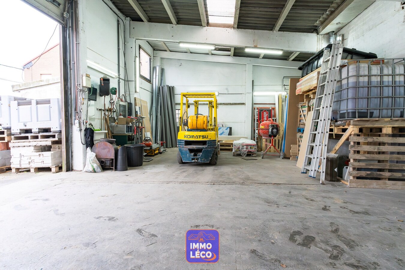 Entrepôt de +/- 190m² avec grand parking, RARE à LA VENTE !! 