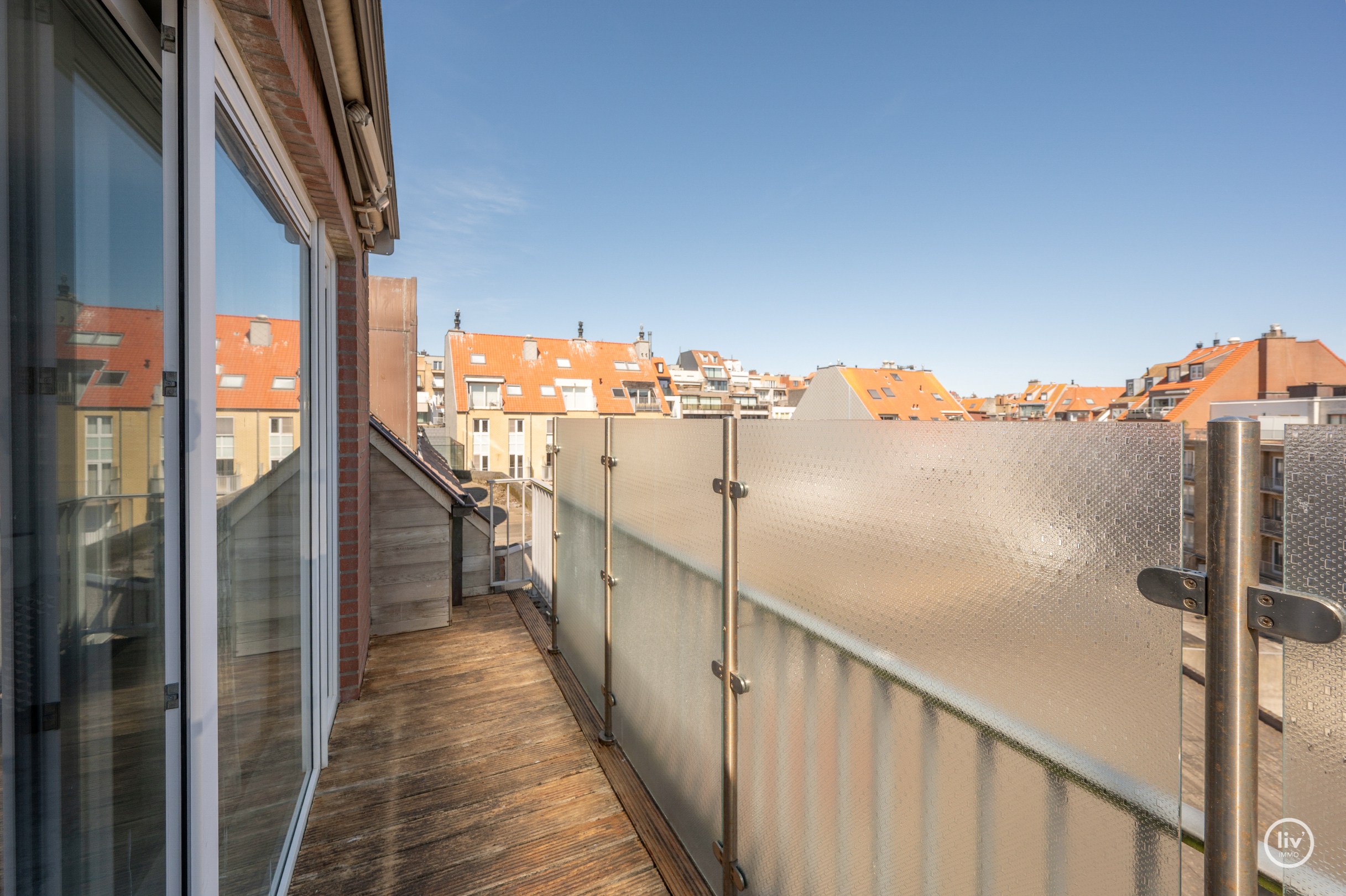 Prachtig en ruim 3-slaapkamerappartement met mooie terrassen en magnifiek open zicht alsook zeezicht.. 