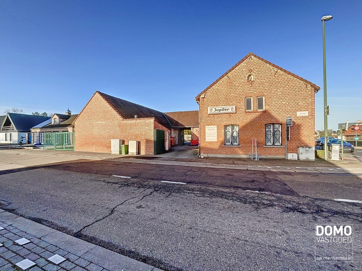 UNIEK pand met tal van mogelijkheden, gunstig gelegen te Kermt. 