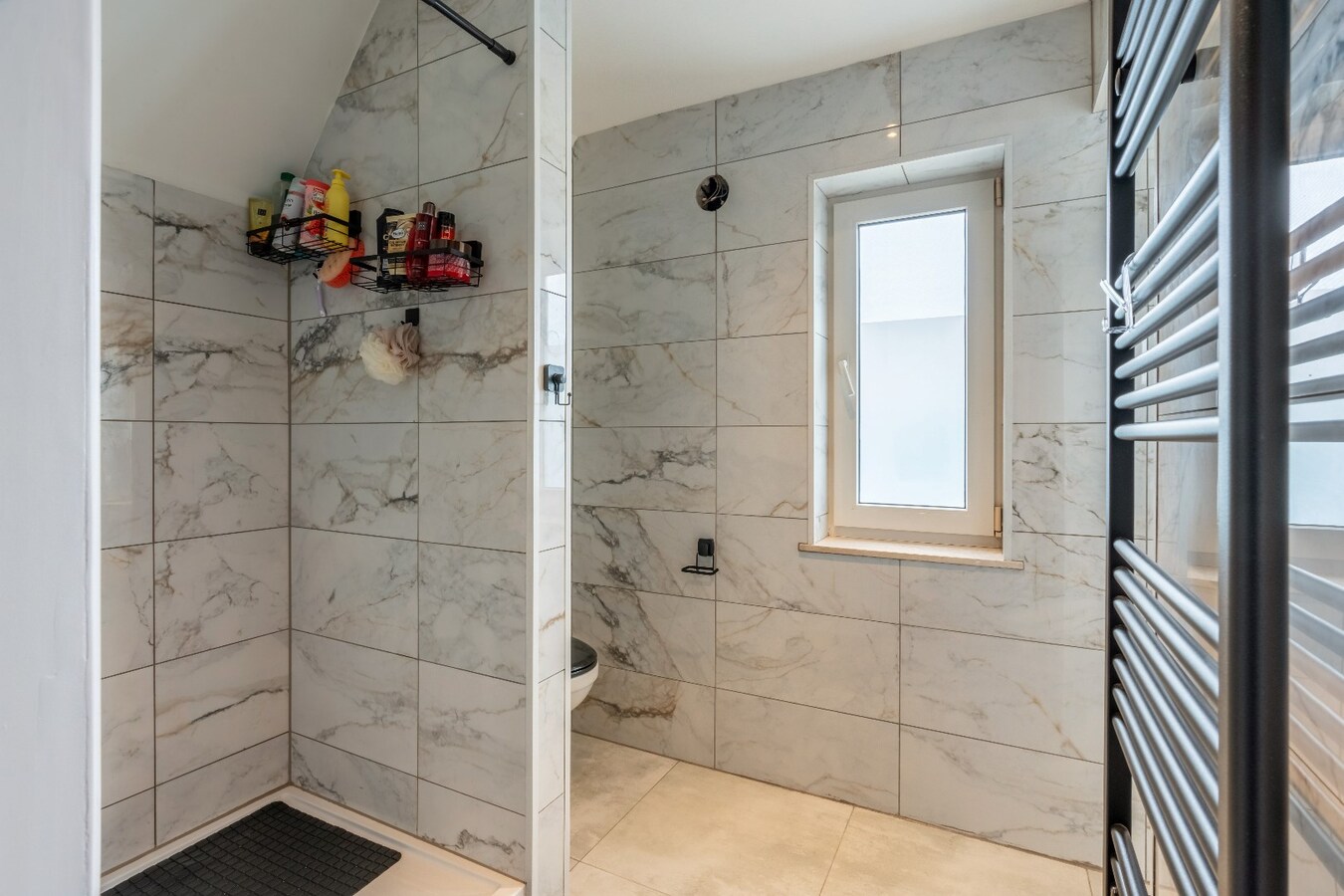 Ruime gerenoveerde woning met tuin en 3 slaapkamers in Dilsen-Stokkem. 