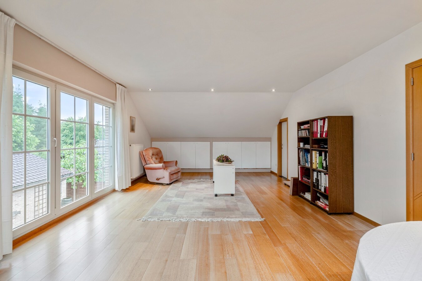 Verrassend ruim , vrijstaand landhuis op een perceel van 6a18ca. 