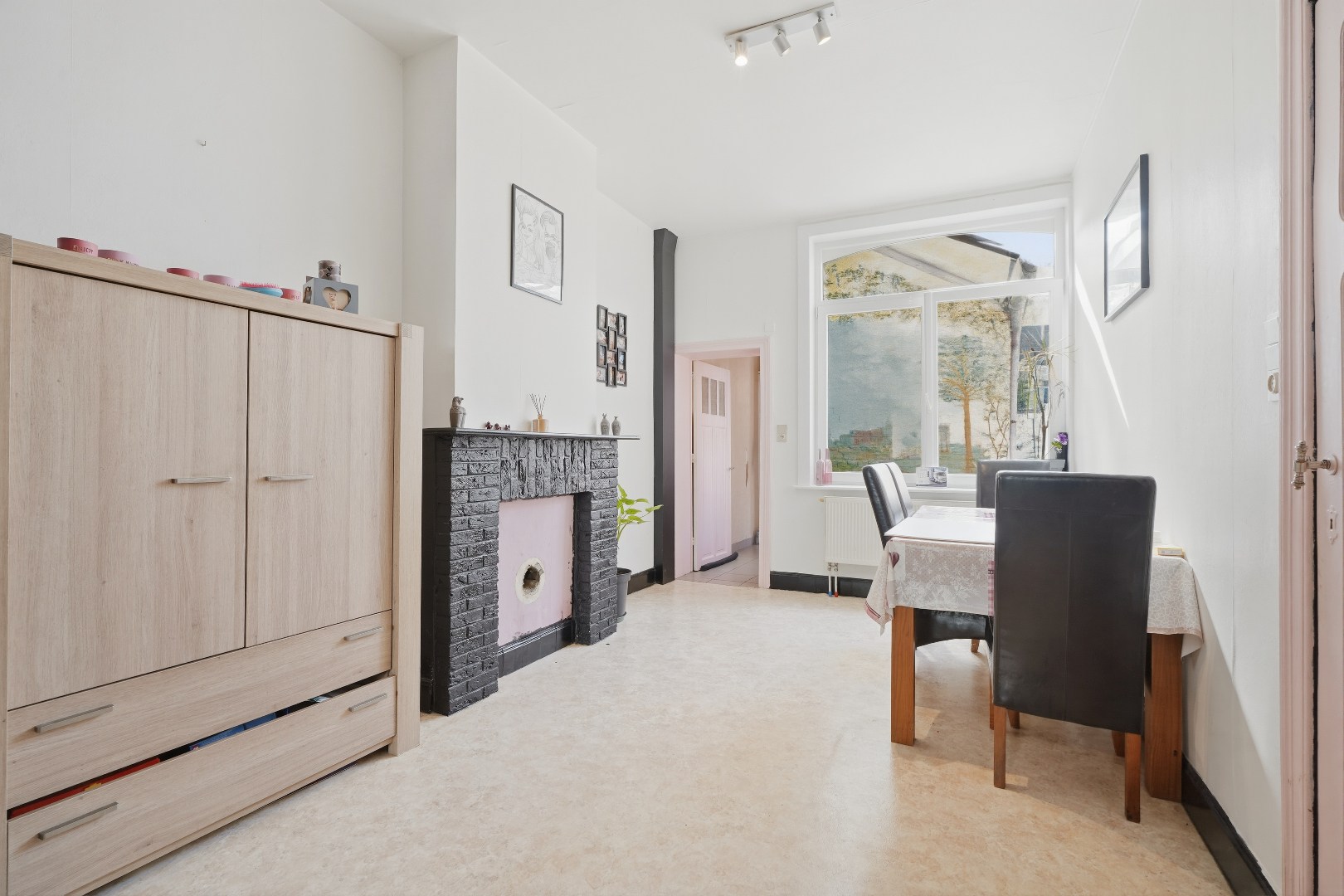 Ruime rijwoning met zongerichte tuin in Nieuwpoort-Stad. 
