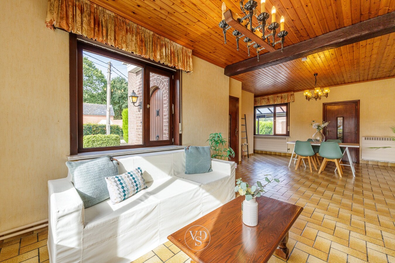 Landelijke woning - te renoveren. 