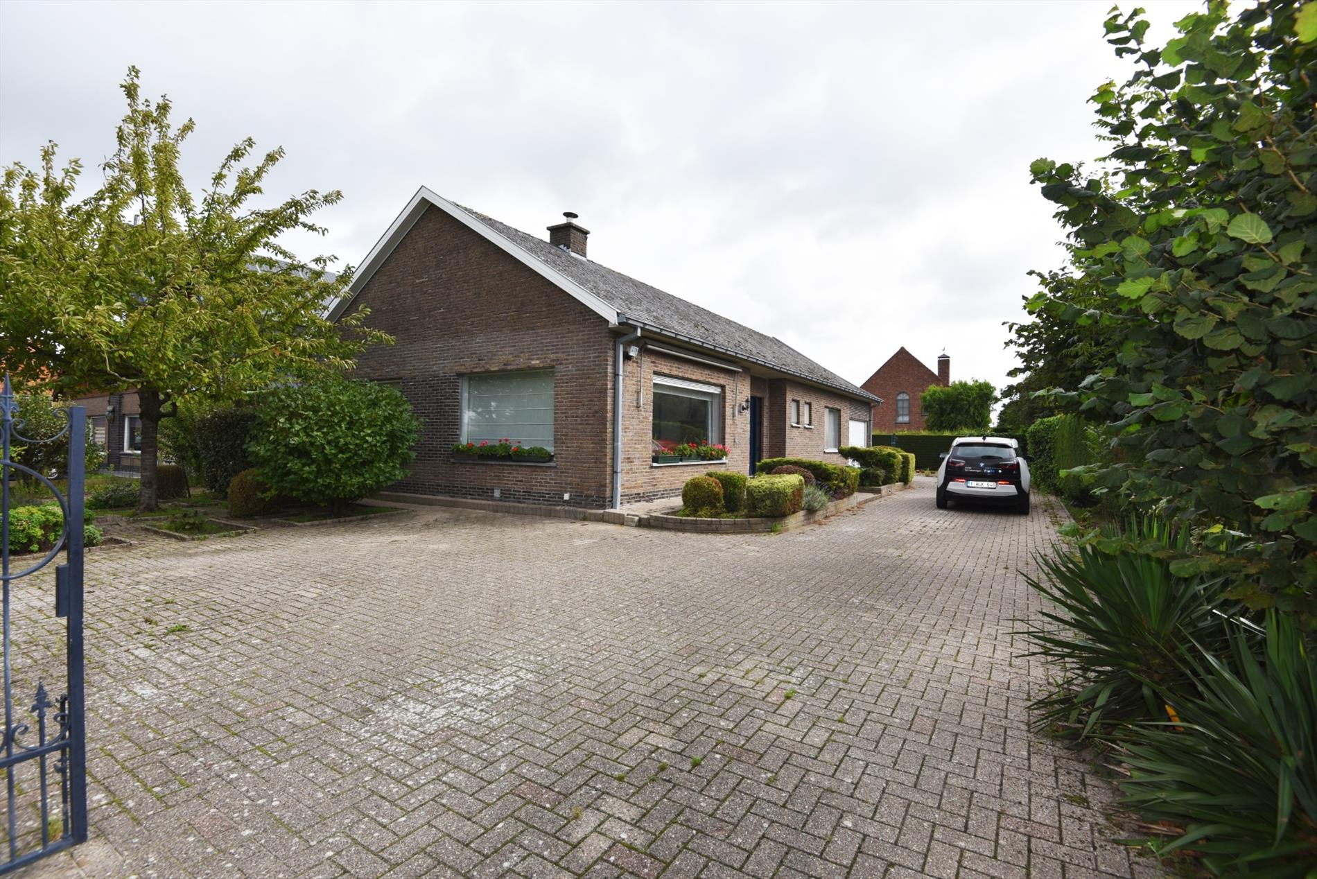 Ruime bungalow met 3 slpks, garage en tuin te WATERVLIET. 