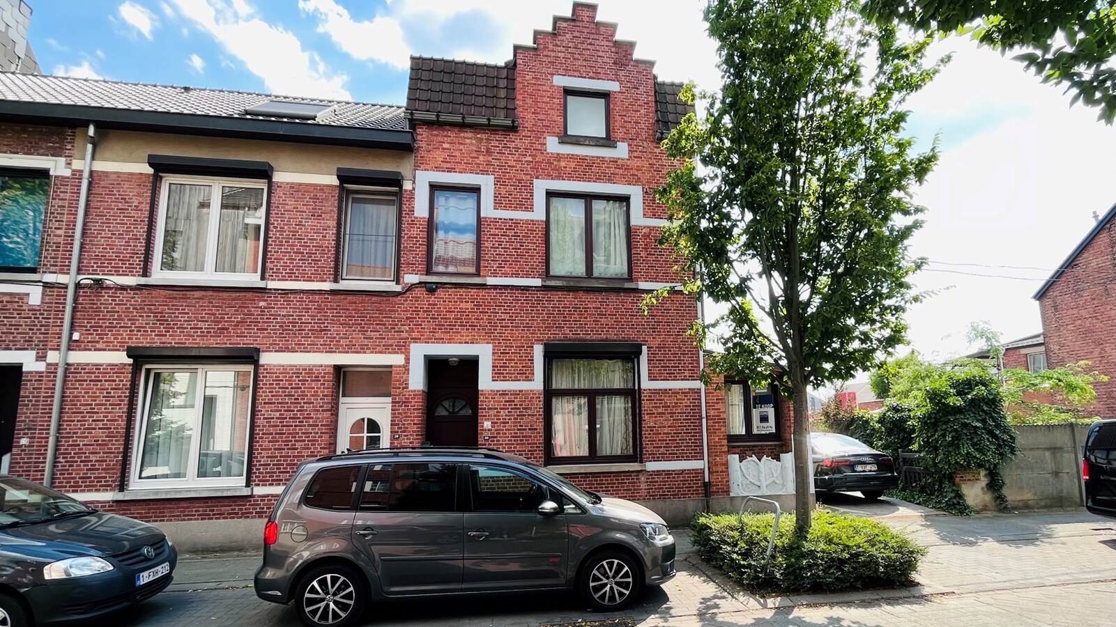"Ruime en goed onderhouden stadswoning met tuin en 3 slaapkamers in Hasselt - Energielabel D en 2 parkeerplaatsen op perceel van 224 m²" 