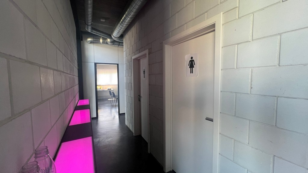 Bedrijfspand met appartement te koop nabij N47 in Lebbeke