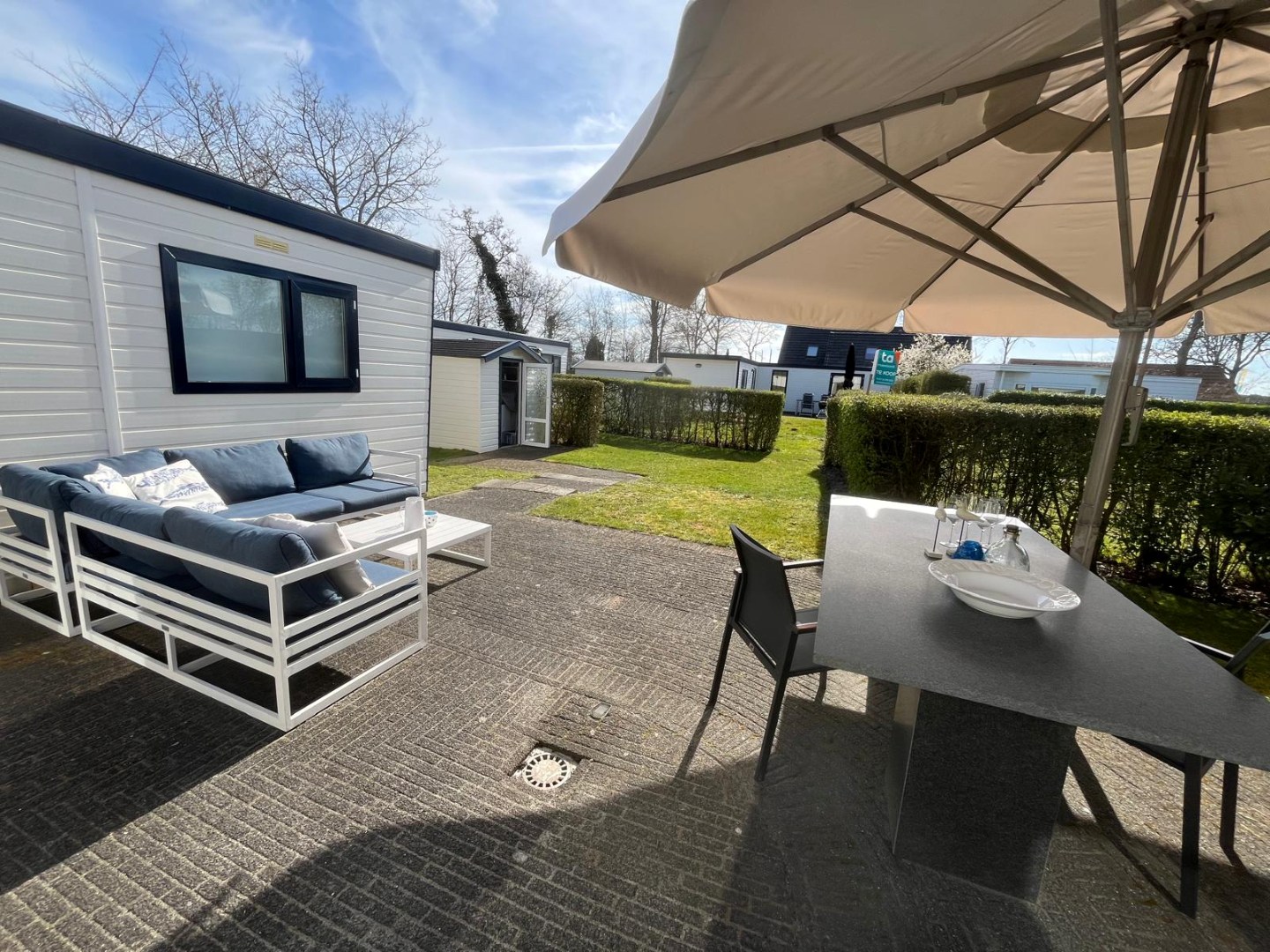 Leuke chalet (1999) met apart gastenverblijf, berging en royale tuin, op loopafstand van het Veerse Meer te koop! 