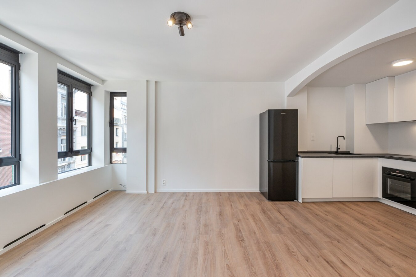 Stijlvol gerenoveerd appartement met moderne uitstraling in het centrum van Maaseik! 