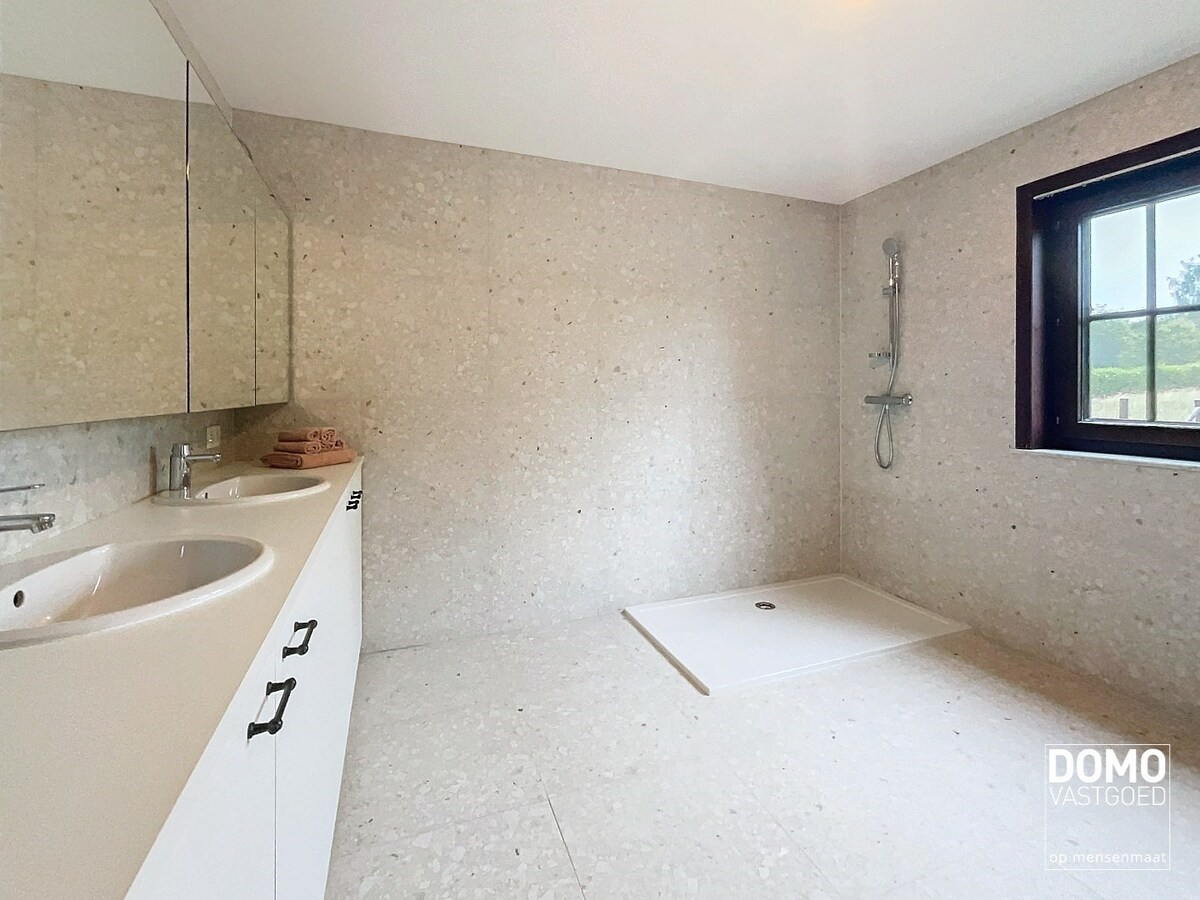 RUIME GEZINSWONING MET 4 SLAAPKAMERS, TUIN EN INPANDIGE GARAGE TE HERK-DE-STAD 