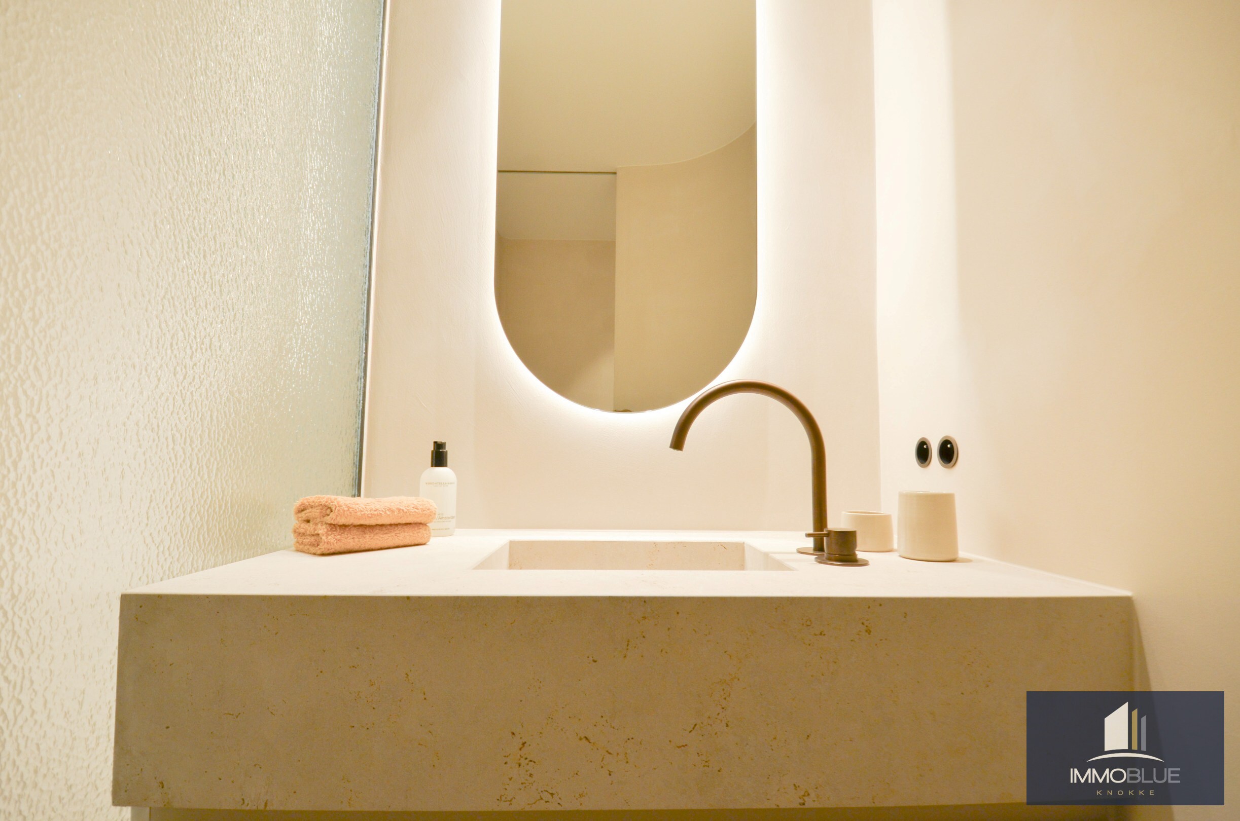 Appartement exceptionnel avec vue frontale sur la mer et une façade d’environ 11,5 mètres, situé au Zoute. 