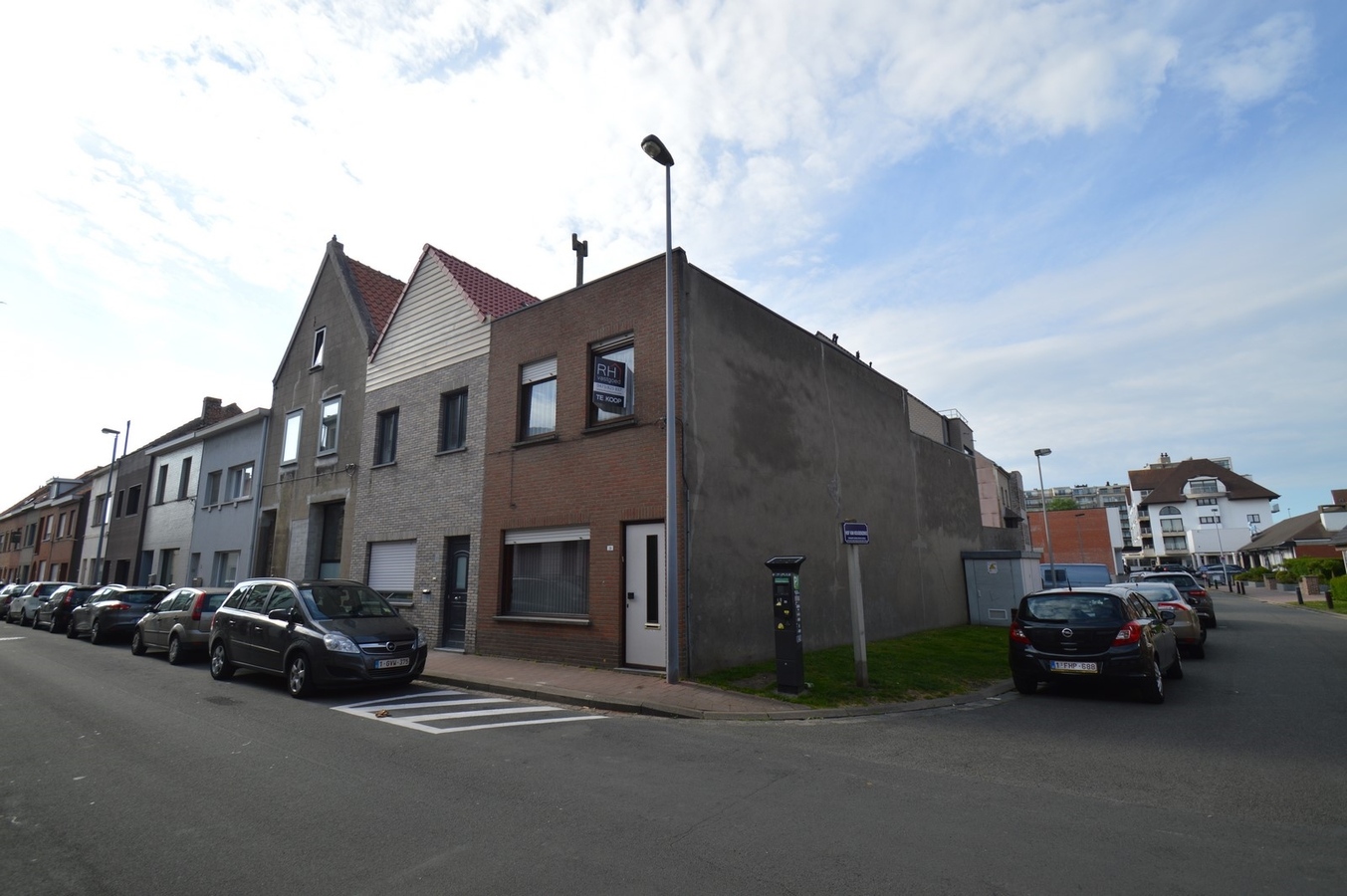 Te renoveren hoekwoning met garage - Heist 